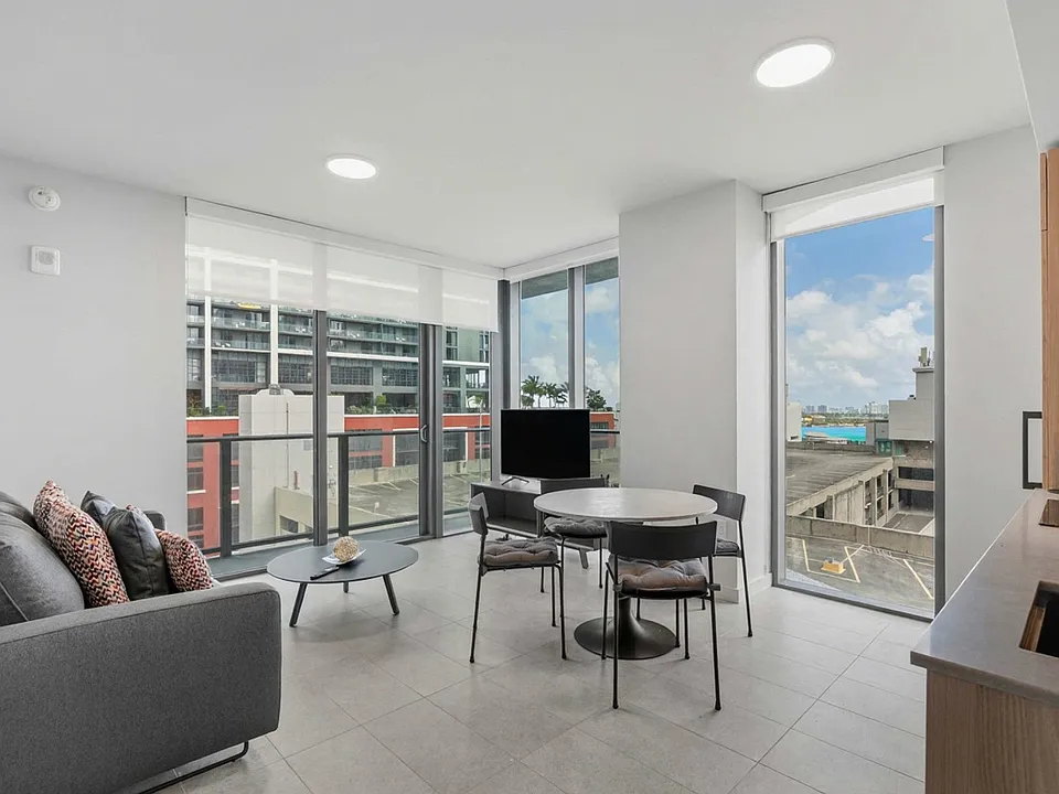 121 NE 5th St #14-ID1429749P