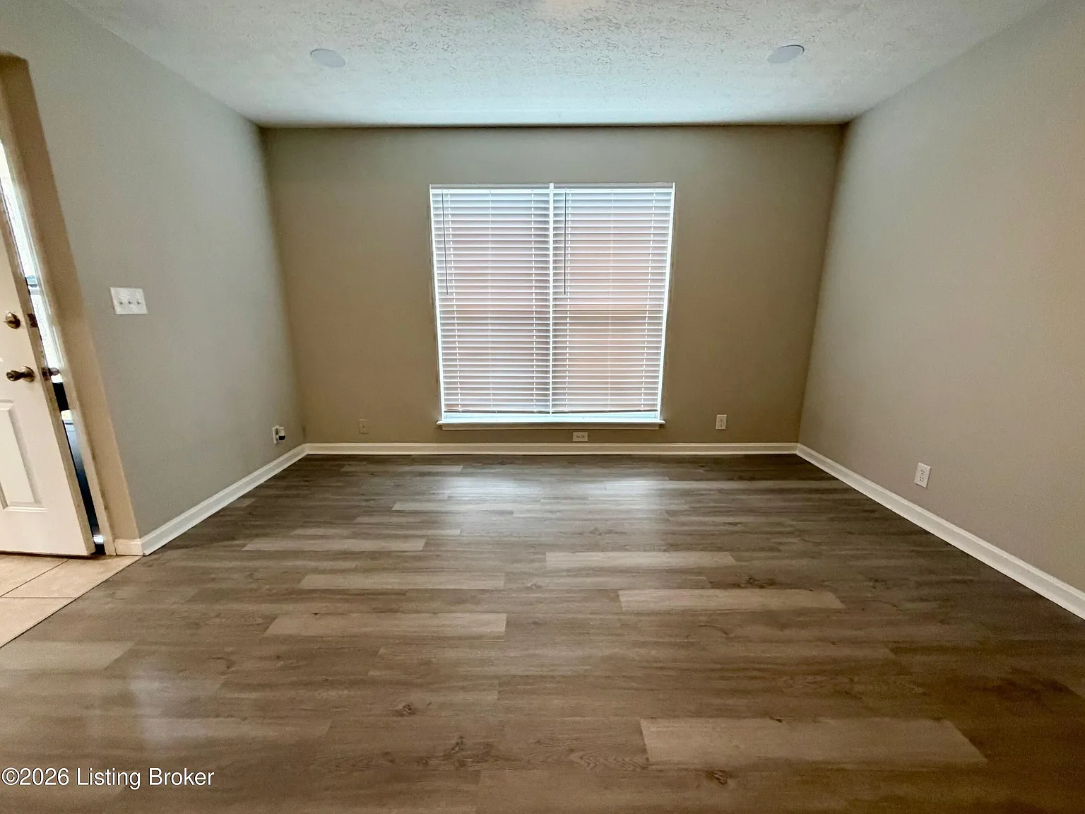 3 bed, 2.5 bath, 1678 sqft, $1,995 — Photo 3