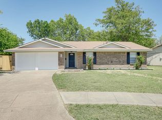 2706 Vivian Cir, Grand Prairie, TX 75052