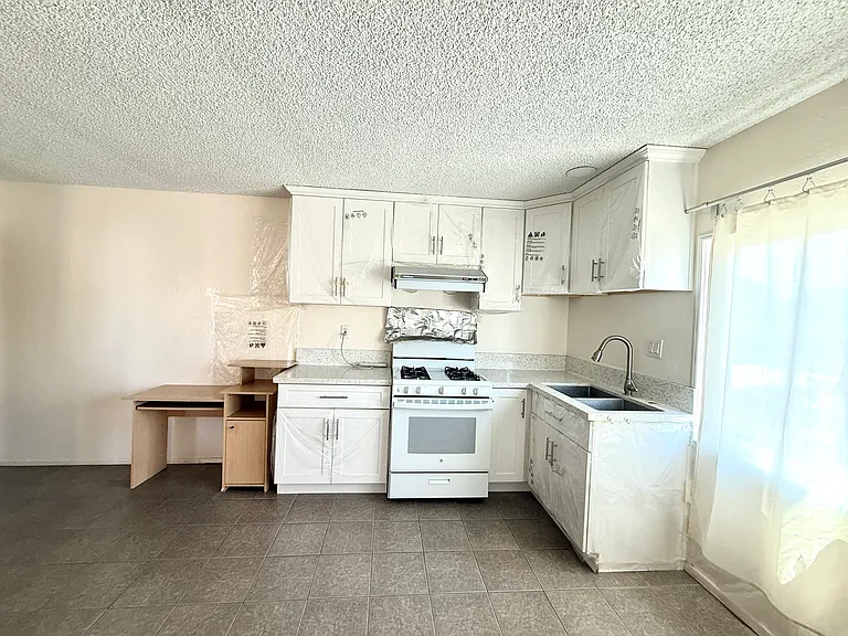 4656 Myrtle St — Photo 3