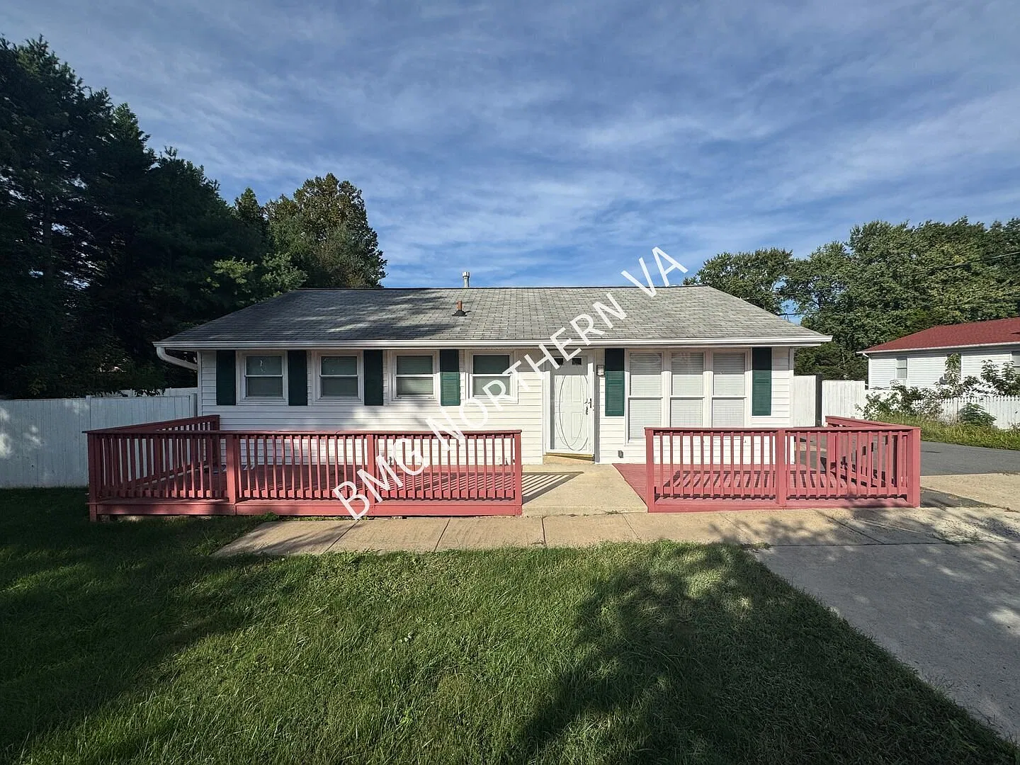 Bright & Sunny 2br/3ba/2den Annandale Home With Spacious Fenced Backyard & Finished Basement — Photo 1