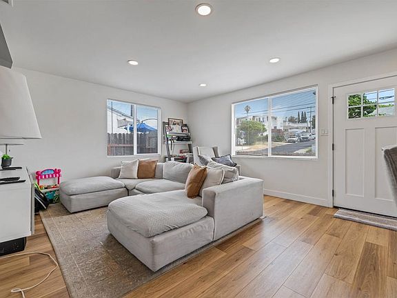 5th image of 2624 Comstock St