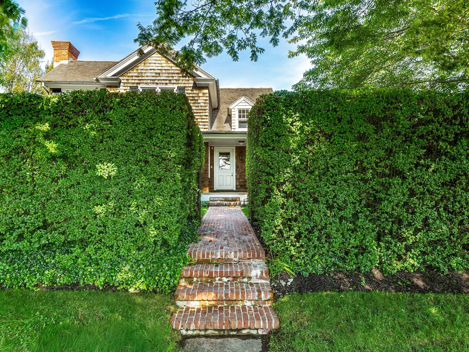 East Hampton Village Oasis — Photo 2