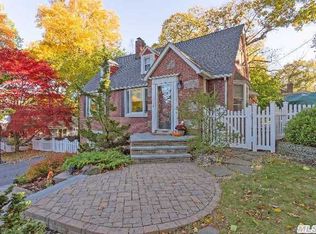 215 Jefferson St, Centerport, NY 11721
