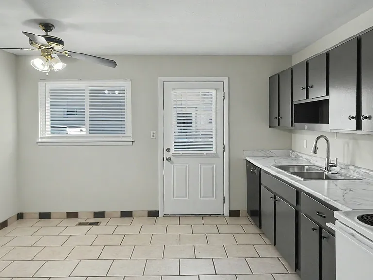 3653 Beaumont Dr — Photo 6