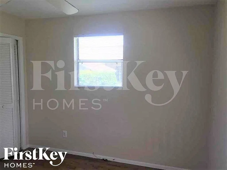 1209 NE 18th Pl — Photo 18