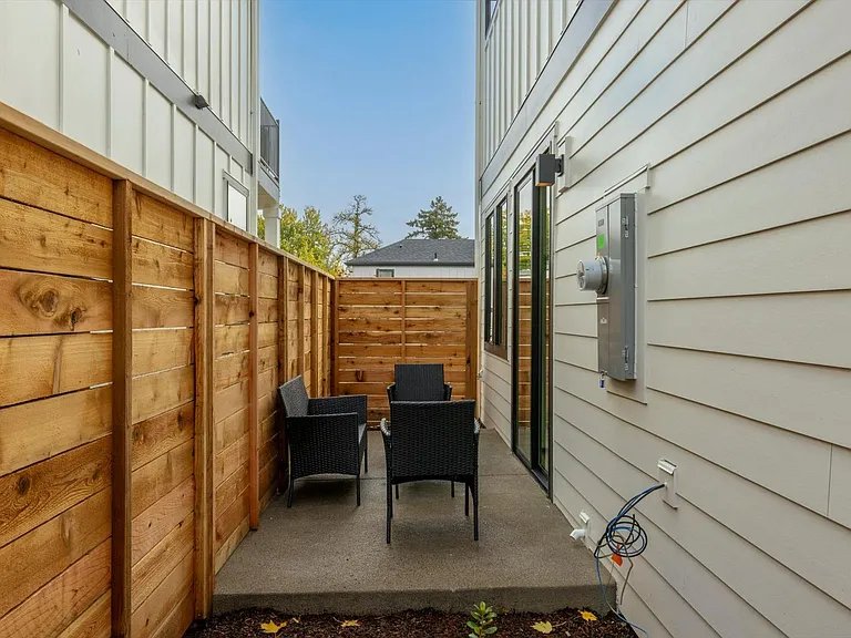 808 3rd St — Photo 31