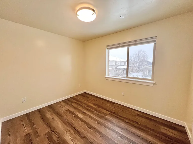 181 E Tall Fir Ct #D — Photo 10
