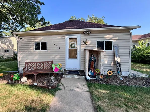 1209 E 9th St, Grand Island, NE 68801