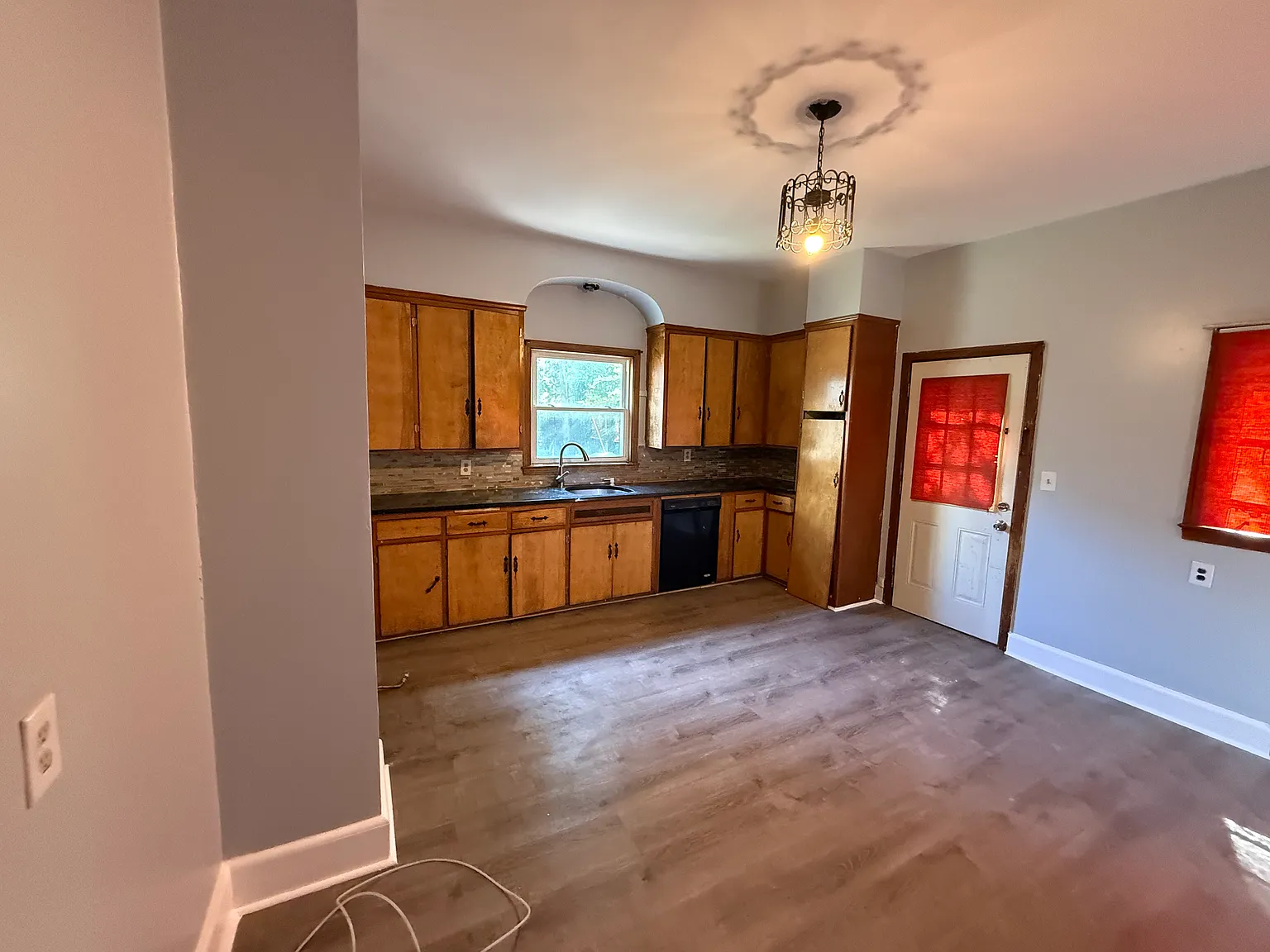 4 bed, 1982 sqft, $2,300 — Photo 2