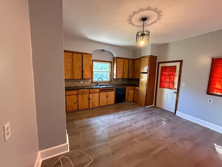 483 Auburn Ave — Photo 2