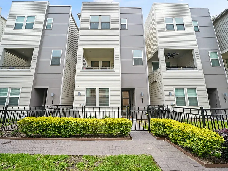 2709 Clinton Dr — Photo 1