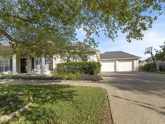3rd image of 208 Cecilia Ct
