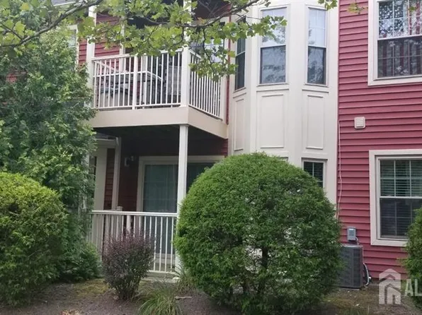 268 Crosspointe Dr, East Brunswick, NJ 08816