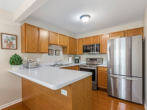 5th image of 928 N Village Dr Unit 2
