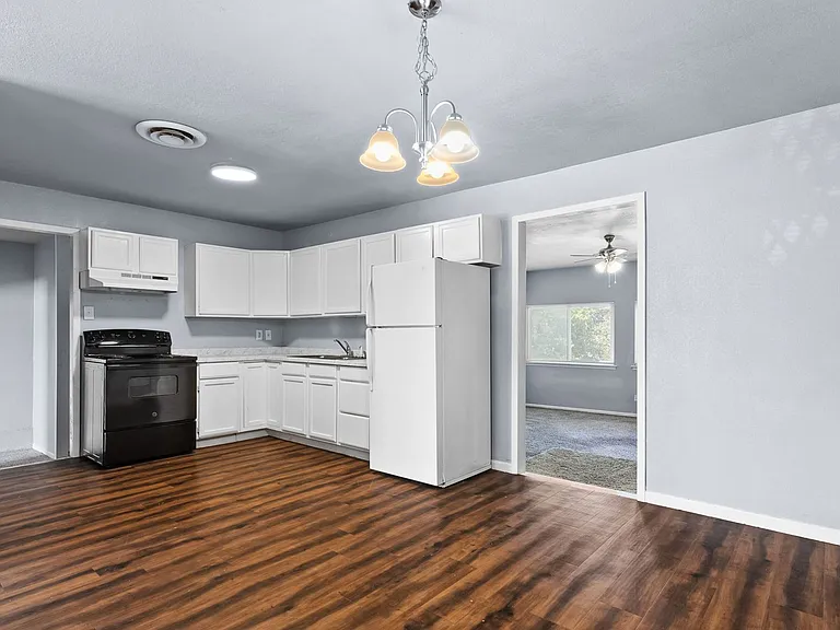 2709 Hillside Dr — Photo 4