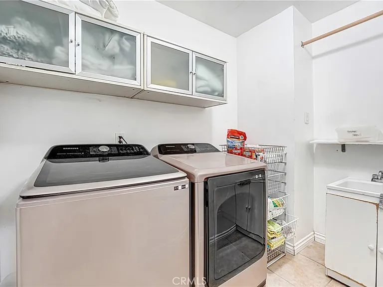 22450 Collins St — Photo 30
