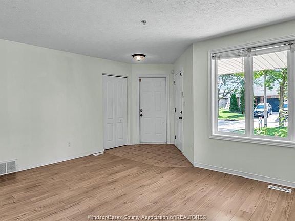 5th image of 3933 Acorn Cres