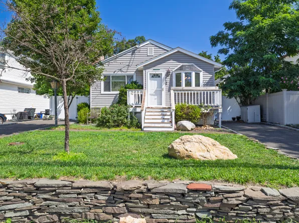 37 Hickory Rd, Bayville, NY 11709