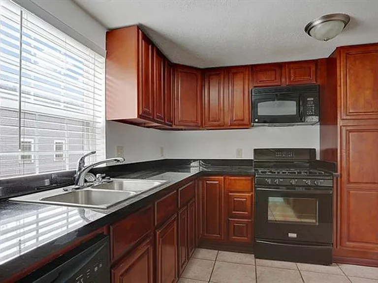 843 Washington Ave — Photo 8