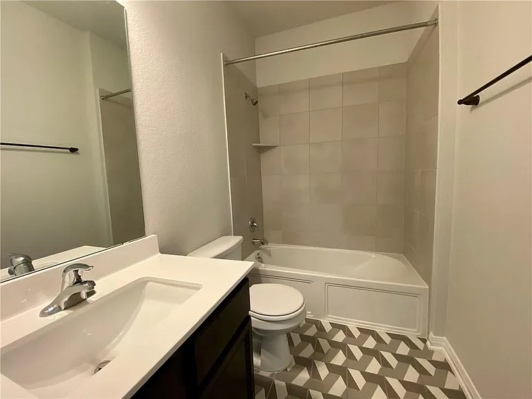 809 Falkland Trce — Photo 11