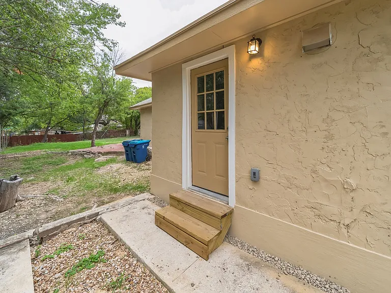 101 W Schreiner St — Photo 30