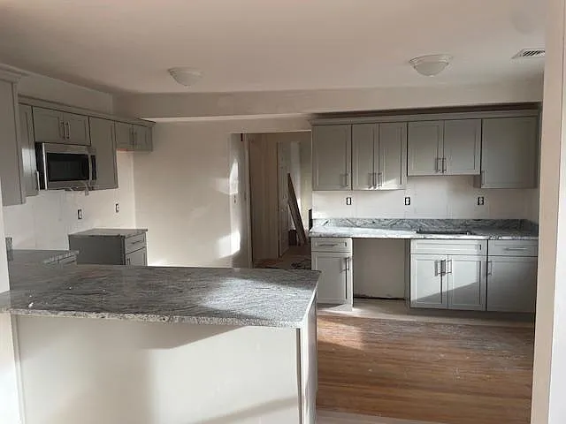 2 bed, 775 sqft, $1,950 — Photo 3