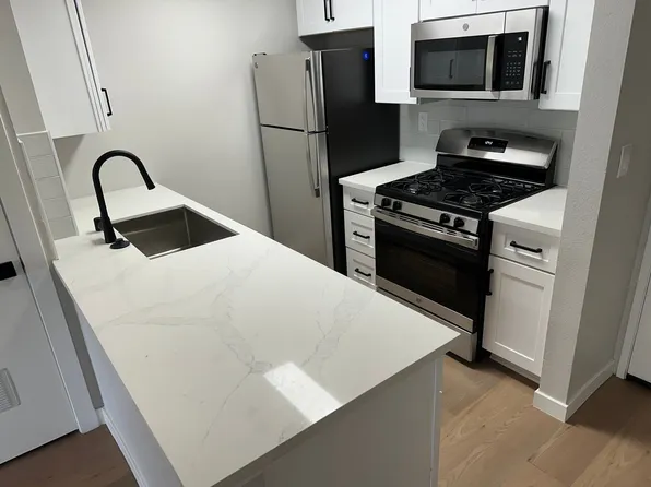 1400 Venice Blvd.- Modern Living in the Heart of Venice Renovated 2 Bedroom Units