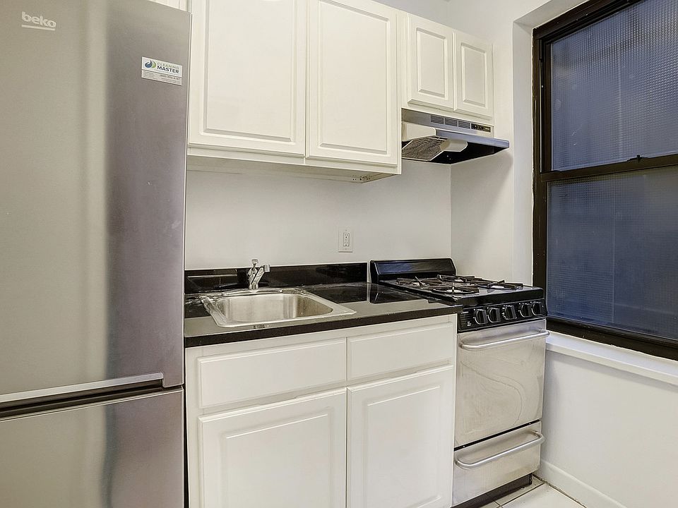 2nd image of 162 E 55th St Front 2
