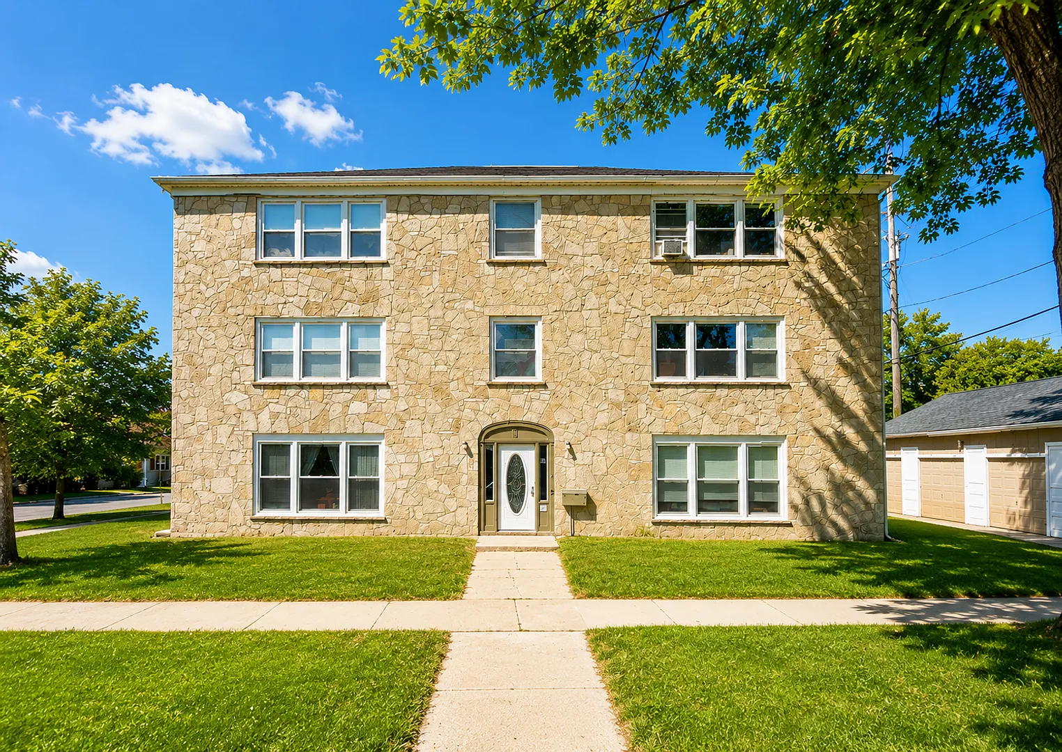 1204 E Olive St — Photo 1