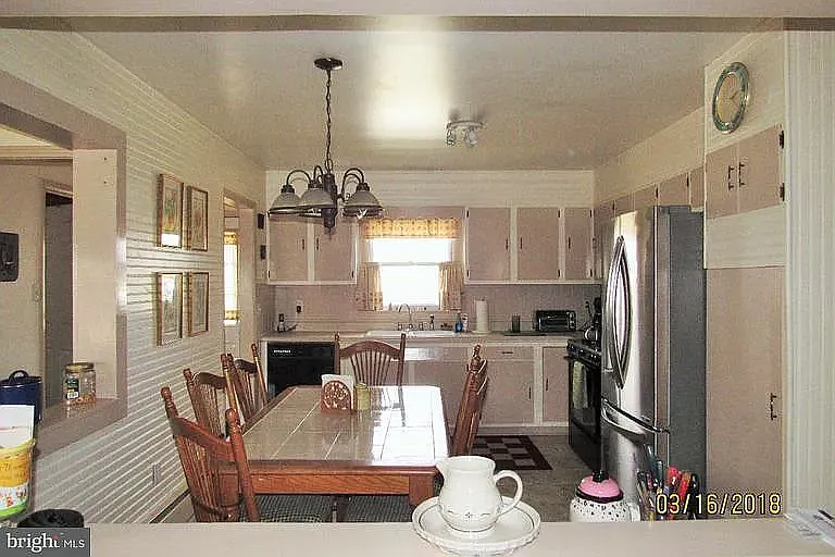 184 S Main St — Photo 3