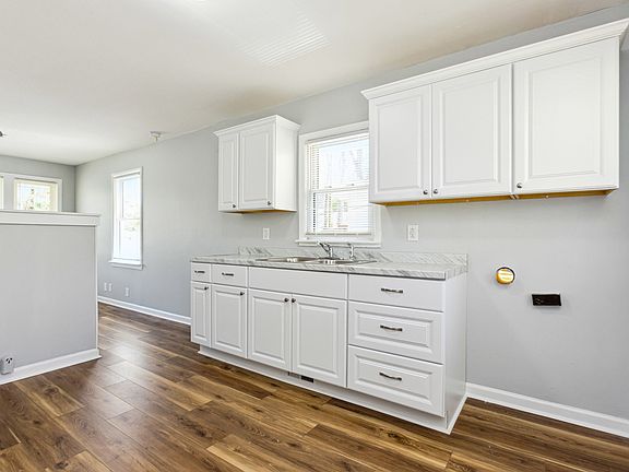 3rd image of 422 Hickory Hills Dr