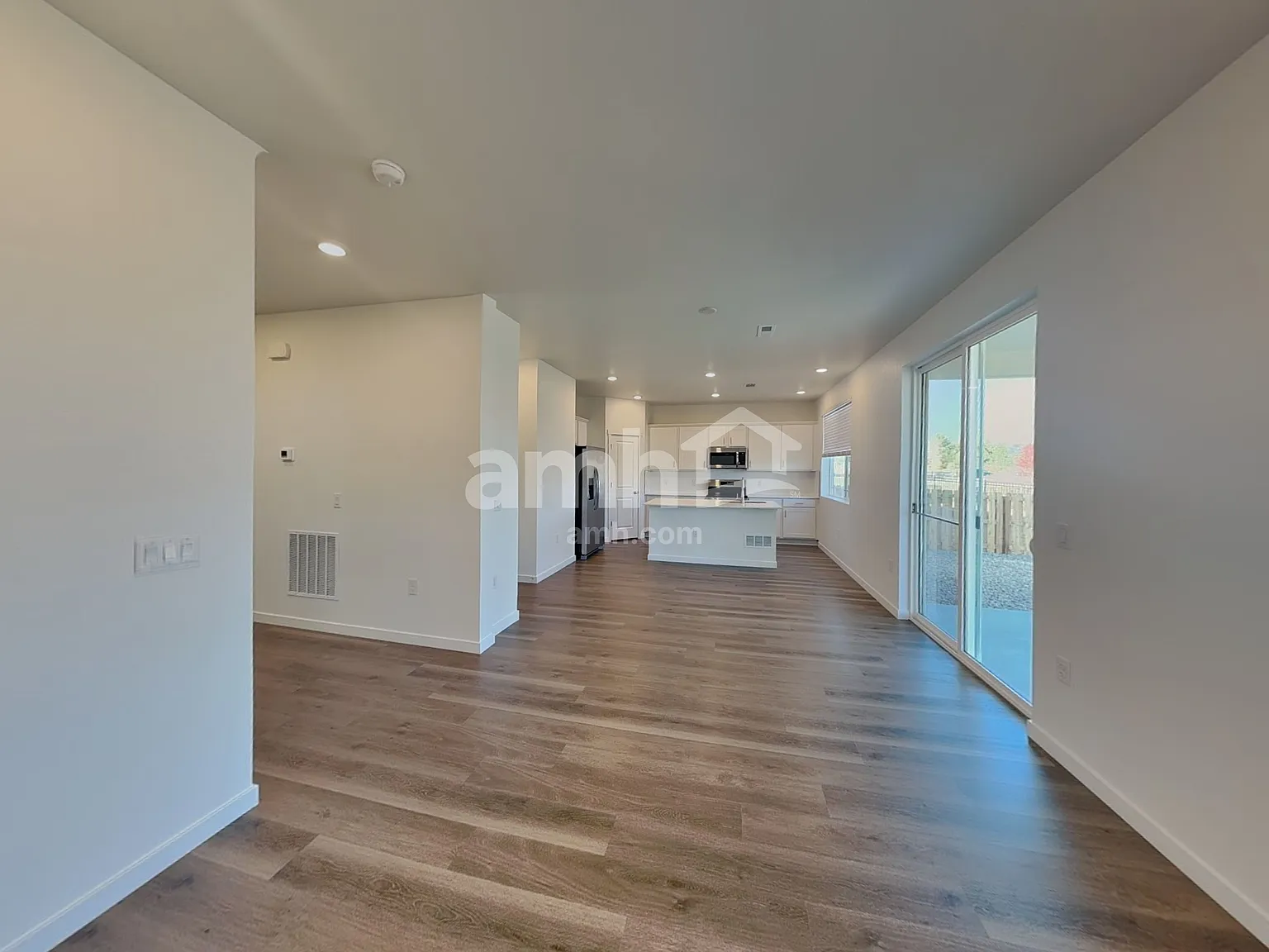 4 bed, 2.5 bath, 2011 sqft, $3,360 — Photo 4