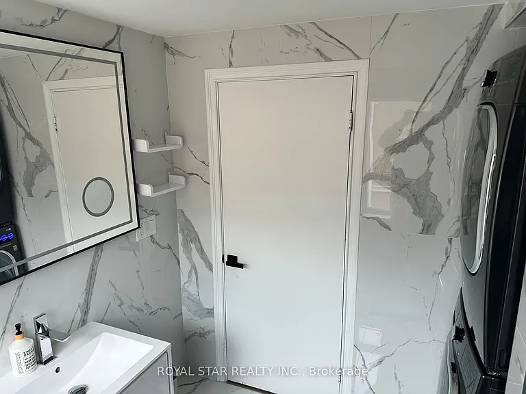9 Roycrest Ave #ROOM — Photo 13