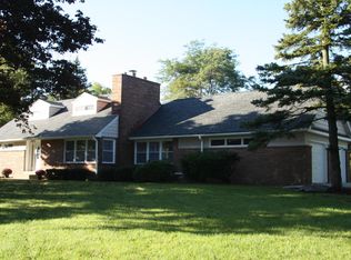 1605 W Larkspur Ln, River Hills, WI 53217