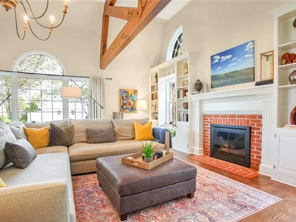 4900 W 69th St, Prairie Village, KS 66208