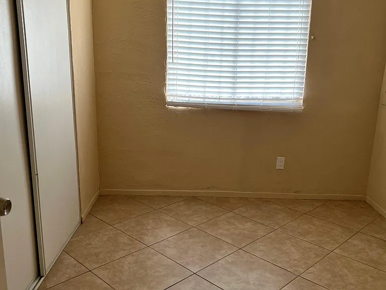 1118 E 2nd St #B — Photo 24