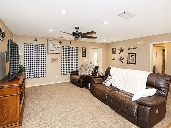 4th image of 644 Joy Ln
