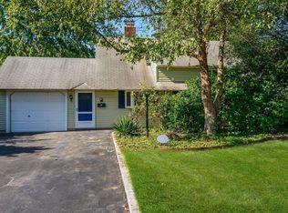 20 Cable Ln, Hicksville, NY 11801