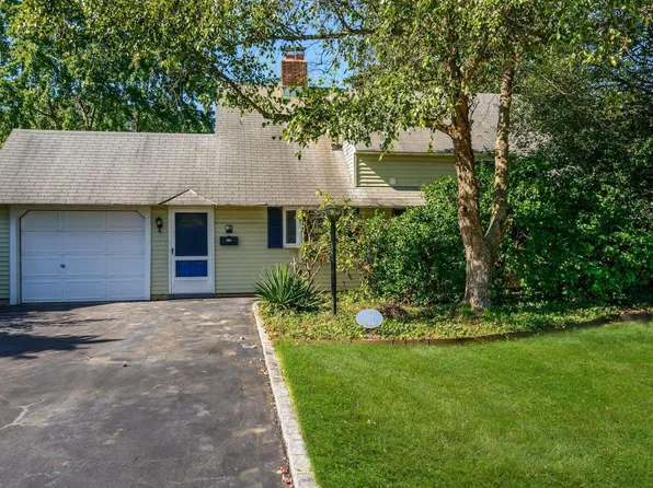 20 Cable Lane, Hicksville, NY 11801