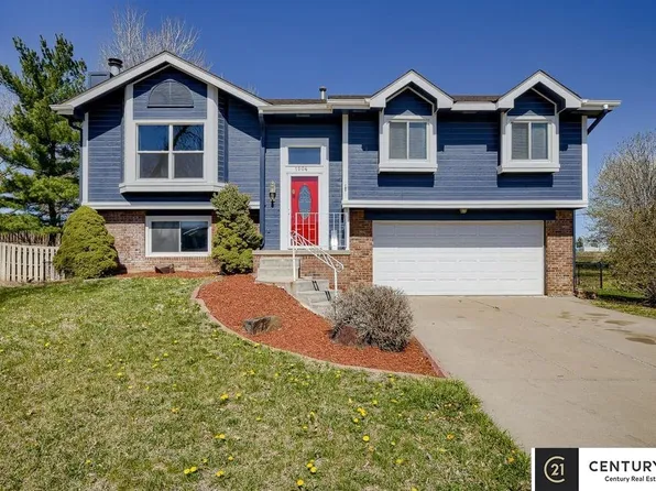1504 Charleston Dr, Papillion, NE 68133