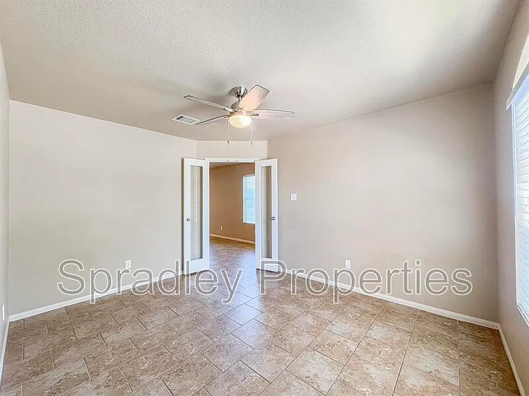 212 Avrshire Ln — Photo 3