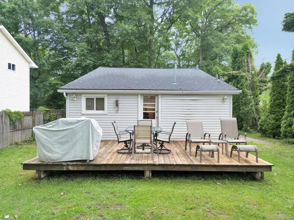 5850 Woodbine, Pinckney, MI 48169
