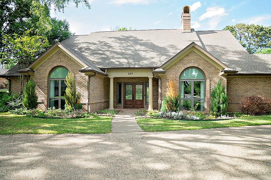 1st image of 307 Elaine Dr