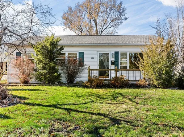 202 9th Ave, Hiawatha, IA 52233