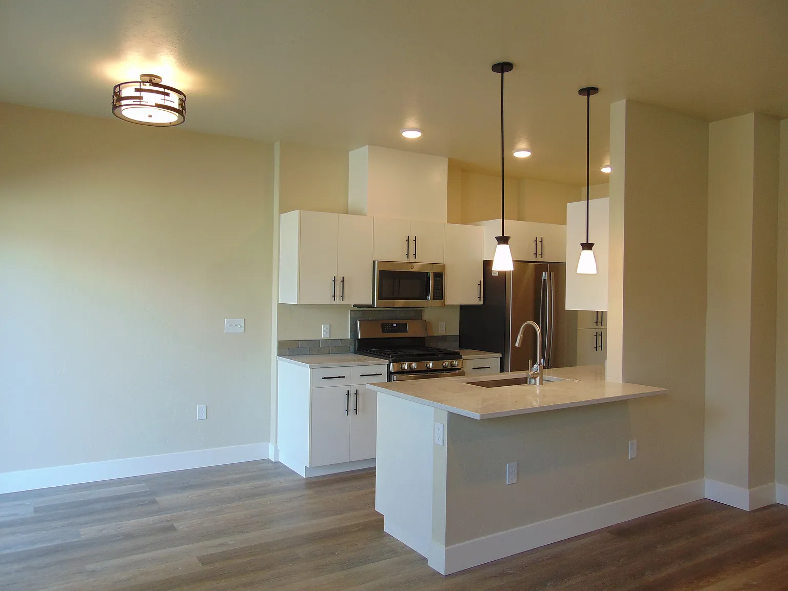 3 bed, 2.5 bath, 1693 sqft, $2,100 — Photo 2