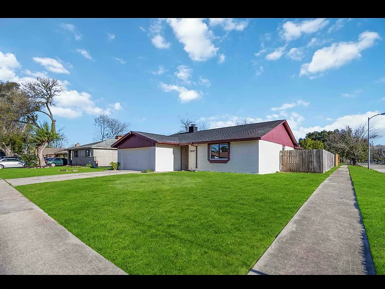 2302 Green Knoll Dr — Photo 4