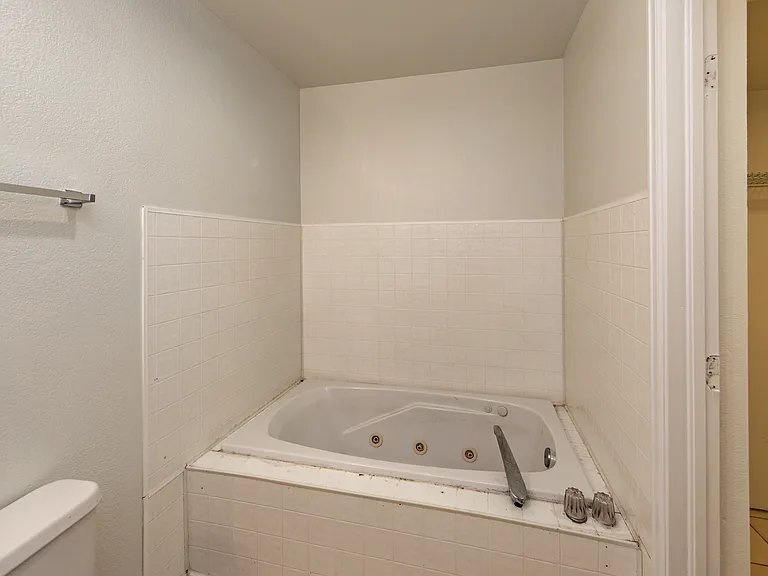 5160 Alton Dr — Photo 24