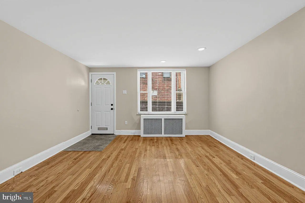 3 bed, 1.5 bath, 984 sqft, $2,250 — Photo 2