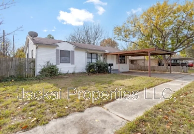 814 E Centennial St — Photo 4